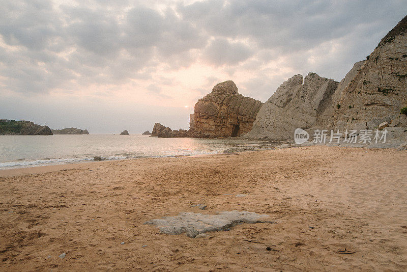 Portio海滩在Liencres, Cantabria，西班牙